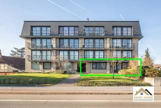 In Merelbeke, vlak bij Gent, bevindt zich deze interessante opbrengstwoning die momenteel wordt uitgebaat als gastenkamers. Bij binnenkomst op het gelijkvloers leidt een lange gang je naar vier ruime slaapkamers, waarvan één met toegang tot een terras. Daarnaast zijn er twee badkamers, elk uitgerust met een douche, lavabo en toilet. Er is een ingerichte keuken met plaats voor een eettafel. Verder is er een ruime studio met een ensuite douche en toilet. Op het benedenverdiep vind je nog twee slaapkamers, een badkamer met douche en toilet, een tweede ingerichte keuken met gezellige zithoek, een extra ruime wasplaats en een aparte gang met eigen toegangsdeur voor de benedenverdieping. Buiten biedt de woning een dubbele staanplaats in de garage met elektrische poort, evenals een aparte, afsluitbare fietsenstalling. Kortom, deze eigendom biedt tal van mogelijkheden voor verdere uitbating of herbestemming.. Inschrijven via mail naar info@immo-home.be, geen telefonische inschrijvingen! Volg ons op Fb en Insta. Voor meer info: www.immo-home.be. GRATIS SCHATTING &amp; GRATIS FINANCIEEL ADVIES