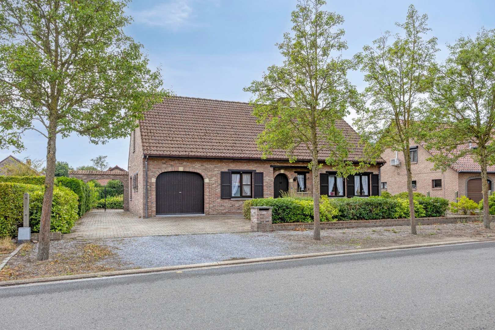 Gelijkvloerse woning met 2 slaapkamers op een mooi Z gericht perceel van 819 m² ! - foto 1