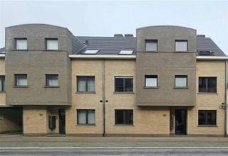 <p><span><strong><u>Gelijkvloers appartement met 1 slaapkamer en tuin.</u></strong></span></p><p><span><strong> </strong></span></p><p><span><span>Gunstig gelegen appartement met privatieve tuin te Mariaburg-Ekeren. Openbaar vervoer is op wandelafstand (bus en trein).</span></span></p><p><span><span> </span></span></p><p><span><strong>Indeling:</strong></span></p><p><span><span>Inkomhal met toegang naar alle ruimtes.</span></span></p><p><span><span>Woonkamer met een open keuken. De keuken is voorzien van een elektrisch vuur, dampkap, heteluchtoven, koelkast, spoelbak en opbergruimte. Via een schuifraam in de woonkamer heeft u toegang tot het terras en de privatieve tuin ..</span></span></p><p><span><span>Slaapkamer (met rolluiken) en aansluitend de badkamer met douche en lavabomeubel. Apart toilet. </span></span></p><p><span><span>Verder is er nog een berging met aansluiting voor een wasmachine en droogkast.</span></span></p><p><span><span>Garagebox achter het gebouw is inbegrepen in de huurprijs.</span></span></p><p><span><span>Beschikbaar vanaf 01 juli 2026.</span></span></p><p><span><span> </span></span></p><p><span><strong>Pluspunten:</strong></span></p><ul><li><p><span><span>Gunstige ligging in het gewilde Mariaburg.</span></span></p></li><li><p><span><span>Lage gemeenschappelijke kosten (individuele meters voor alle nutsvoorzieningen)</span></span></p></li><li><p><span><span>Gunstige EPC score</span></span></p></li></ul>