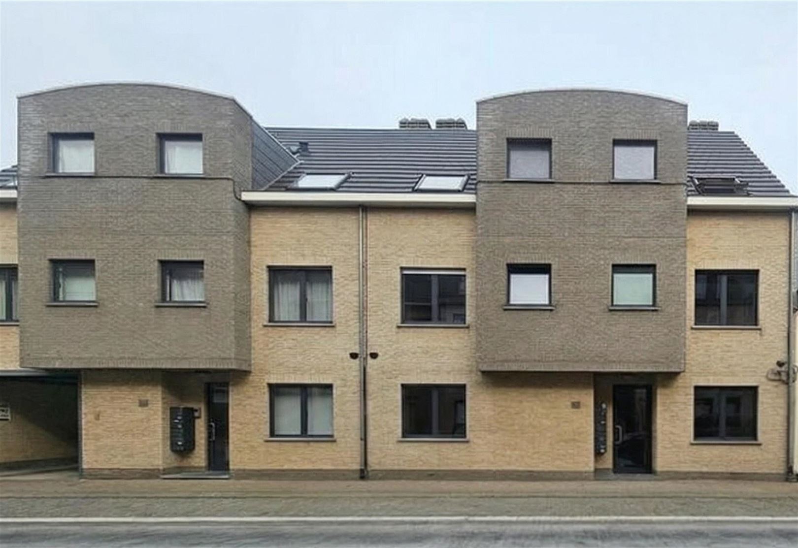 Gelijkvloers appartement met tuin en garagebox. - foto 1