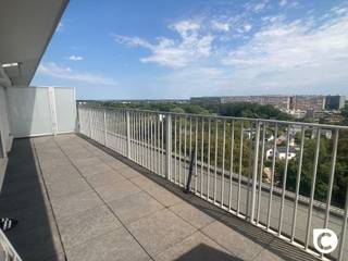 <p><span>Instapklaar 1 slaapkamer appartement met uniek dakterras!</span></p><p><span>Dit geweldige appartement is gelegen op de bovenste verdieping</span><span><sup> </sup></span><span>van een prima onderhouden gebouw met rustige, groene en centrale ligging. Winkels, parken, scholen, horeca, sportfaciliteiten, openbaar vervoer en invalswegen zijn steeds vlakbij. Bent u op zoek naar charmant, lichtrijk en instapklaar appartement met magnifiek en omvangrijk dakterras (ca. 20m²), gunstig EPC en conforme elektriciteit? Zoek niet verder, dit pareltje is ronduit de ideale starterswoning, het perfecte studentenverblijf, een dromerige pied à terre alsook een zorgeloze investering!</span></p><p><span> </span></p><p><span>De indeling is als volgt:</span></p><p><span> </span></p><p><span>Inkomhal, leefruimte & keuken:</span></p><p><span>U betreedt het appartement via de aparte inkomhal met parlofoon en grote ingemaakte vestiaire. De leefruimte straalt dankzij de prachtige natuurlijke lichtinval en het verbluffende uitzicht dat met dank aan de nieuwe raampartijen (HR 2025) extra in de verf wordt gezet. De fraaie moluren dragen bij aan het karakter van het pand, terwijl de elektrische rolluiken, de vliegenramen en de kleine berging voor extra comfort zorgen. De keuken met authentieke vloer- en wandtegels is voorzien van een keramisch kookvuur, dampkap, oven, koelkast, vriezer en dubbele lavabo. </span></p><p><span> </span></p><p><span>Slaapkamer & badkamer:</span></p><p><span>In de slaapkamer kan u rustig slapengaan of ontwaken met een panoramisch uitzicht op de achtergrond. Ook hier zijn elektrische rolluiken voorzien, een garantie op een goede nachtrust terwijl uw privacy steeds 100% gegarandeerd is. De ruime badkamer omvat een ligbad/douche combinatie, een modern wasmeubel, een toilet, aansluitingen voor wasmachine en droogkast alsook mechanische ventilatie. </span></p><p><span> </span></p><p><span>Dakterras, kelder & fietsenberging:</span></p><p><span>Het waanzinnige dakterras met oogstrelende vergezichten is uiteraard de absolute kers op de taart. Met een oppervlakte van maar liefst 20m² is er plek genoeg voor een grote terrastafel in combinatie met een hippe lounge. Daar het terras extra breed is, leent het zich perfect om gezellig te tafelen met familie en vrienden, te aperitieven na een drukke werkdag, te zonnebaden, te tuinieren op hoogte en zo veel meer. Een privatieve kelder is inbegrepen. Bovendien beschikt het gebouw over een gemeenschappelijke fietsenberging.</span></p><p><span> </span></p><p><span>Extra troeven:</span></p><p><span>- Mobiscore 9,4/10 </span></p><p><span>- Gunstig EPC B </span></p><p><span>- HR ramen 2025 + rolluiken </span></p><p><span>- Recente dak- en gevelisolatie </span></p><p><span>- Elektriciteit conform</span></p><p><span>- Asbestveilig</span></p><p><span>- Vernieuwd terras</span></p><p><span>- Gemeenschappelijke fietsenberging </span></p><p><span> </span></p>
