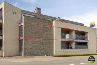 Instapklaar appartement met 2 slaapkamers en royale terrassen te Hoeselt<br /><br />Op zoek naar een ruim en lichtrijk appartement in het hartje van Hoeselt? Dit instapklare appartement van maar liefst 94m² aan de Oude Statiestraat biedt alles wat u nodig heeft voor een aangenaam en comfortabel woongenot.<br /><br />Het appartement beschikt over een ruime en lichtrijke leefruimte, ideaal om te ontspannen of gasten te ontvangen, met een aangrenzende keuken die volledig is uitgerust. De twee slaapkamers bieden voldoende ruimte voor een gezin, thuiswerkplek of logeerkamer, en worden aangevuld met een moderne badkamer.<br /><br />Een echte troef van dit appartement zijn de twee royale terrassen, waar u op elk moment van de dag kunt genieten van buitenlucht en zon, of het nu bij het ontbijt is of tijdens een rustige avond.<br /><br />Tot slot beschikt dit appartement over een ondergrondse staanplaats en een bijhorende berging, zodat u nooit verlegen zit om extra opbergruimte of een veilige parkeerplaats voor uw wagen.<br /><br />Dit appartement combineert ruimte, comfort en een centrale ligging in Hoeselt. Interesse of meer info? Neem gerust contact op met 0478 300 425 of michiel@vestio.com.<br />