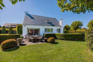 This complete detached villa is for sale in the Groenstraat, a quiet neighborhood near the center of Boechout. This popular residential area...