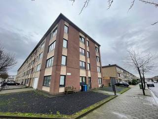 Vergunde opbrengsteigendom op rustige ligging. Het gebouw bestaat uit 4 appartementen met 2 slaapkamers en terras/tuin + 2 garageboxen.Indeling van...