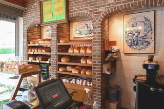 Ontdek deze unieke handelswoning, ideaal gelegen aan het Jan Palfijn ziekenhuis te Merksem. Dit pand biedt een fantastische gelegenheid voor ondernemers die op zoek zijn naar een veelzijdige ruimte met zowel commerciële als residentiële mogelijkheden. Dit centraal gelegen handelspand heeft de afgelopen 40 jaar dienst gedaan als bakkerij met woonst, een winkelruimte van 20m² en een atelier van 70m². Pluspunten: Dak recentelijk volledig vernieuwd - Voor leveringen is er een eenvoudige toegang via een servitudeweg via het naastgelegen gebouw. - centrale locatie met goede zichtbaarheid en bereikbaarheid. Meer informatie op: https://koosi.be/pand/laaglandlaan160_merksem/