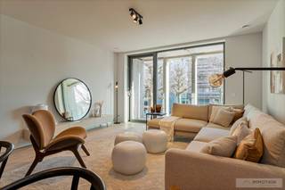 Dit instapklare appartement combineert hoogwaardige materialen met een sublieme ligging.<br /><br />De stijlvolle Obumex-keuken en de luxueus uitgeruste badkamer garanderen maximaal wooncomfort.<br />De ruime inkomhal beschikt over een ingebouwde vestiairekast, en de twee lichtrijke slaapkamers bieden een aangename leefruimte.<br /><br />Aan de voorzijde geniet u op het balkon van een uniek zicht op de majestueuze platanen langs de Dam en een zijdelings uitzicht op de Leie.<br />Aan de achterzijde bevindt zich een ruim leefterras, ideaal georiënteerd op de namiddag- en avondzon.<br /> <br />Er is een mogelijkheid tot aankoop van een ondergrondse parkeerplaats en/of garage.<br />Een private kelderberging is inbegrepen in de prijs.<br /><br />Voor een persoonlijke afspraak of meer informatie kunt u rechtstreeks contact opnemen met Christophe op het nummer 0497 41 37 37 of mailen naar christophe@immotion.be.