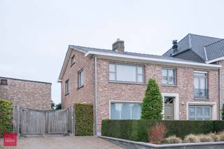 Inkomhal, toilet, vestiaire, bureel met ingemaakte kasten, living in parket met gashaard, kwalitatieve keuken (Miele-toestellen) met kookeiland,...