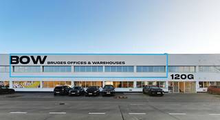 <strong>Instapklare en knap afgewerkte kantoorruimte van 240 m² met 4 parkeerplaatsen te koop</strong>, gelegen langs de bedrijvige <strong>Pathoekeweg te Brugge</strong>.<br /><br />Het kantoor is gelegen op de eerste verdieping en is opgedeeld in een ruime open werkzone, aangevuld met twee afzonderlijke kantoorruimtes van 26 m², een kitchenette, opbergruimte en twee sanitaire ruimtes. De ruimte is uitgerust met verlichting, toegangscontrole, een alarmsysteem en een volledig HVAC-systeem met verwarming, airconditioning en ventilatie, wat zorgt voor een optimaal en efficiënt werkcomfort.<br /><br />De prijs bedraagt<strong> € 375.000</strong>, met verkoop onder het stelsel van registratie, <strong>inclusief 4 privatieve parkeerplaatsen</strong>.<br /><br />De ligging biedt een uitstekende bereikbaarheid dankzij de onmiddellijke aansluiting op de N31 (Expressweg Brugge), met directe verbindingen naar de E40 richting Brussel–Oostende en de E403 richting Kortrijk.<br /><br />Contacteer <strong>PANORAMA B2B</strong> voor bijkomende inlichtingen of een vrijblijvend plaatsbezoek op het nummer <strong>0479 70 70 73</strong>.