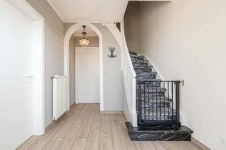 Deze woning is gelegen te Tielt (Meulebeke) met name in de Tieltstraat 144 en dit op een perceel van 267 m². Dit door de CENTRALE LIGGING op wandelafstand van bakker, slager, winkels, school.<br /><br />PLUSPUNTEN:<br />* CENTRALE LIGGING | RUIME WOONST<br />* 3 SLPKS<br />* INPANDIGE GARAGE<br /><br />INTERIEUR:<br />Via de inkomhal, voorzien van een gastentoilet, krijgt u toegang tot de kelder. De lichtrijke leefruimte sluit naadloos aan op de volledig geïnstalleerde keuken. Verder beschikt de woning over een inpandige garage die tevens dienst kan doen als wasruimte en extra bergruimte.<br /><br />Op de eerste verdieping bevinden zich drie volwaardige slaapkamers, een badkamer en een praktische dressing of berging.<br /><br />EXTERIEUR:<br />De woning beschikt over een aangenaam terras en een volledig afgesloten tuin, ideaal voor kinderen en huisdieren. Achteraan de tuin bevindt zich bovendien een tuinhuis, perfect voor het opbergen van tuinmateriaal en fietsen.
