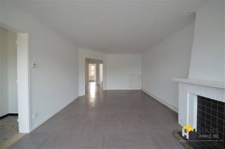 <p><span>Spacieux appartement lumineux de 2 chambres à coucher dans un emplacement central. Rénové en 2019 avec une nouvelle cuisine. Aménagement : entrée de 8m² sur vinyle, espace de vie de 30m² sur vinyle avec cheminée décorative, cuisine de 7m² avec plaque électrique, hotte aspirante, évier, 2 chambres de 12m² et 9m², bureau de 7m², salle de bain de 4m² avec douche, connexion laveuse/sécheuse, douche et lavabo, toilettes séparées. A l'arrière se trouve également une terrasse de 2m² avec placard de rangement. EXTRA : Frais fixes €75 pour la minuterie et l'eau.  Pour plus d'informations ou un devis gratuit, visitez www.hansimmo.be</span></p><p><span> </span></p>