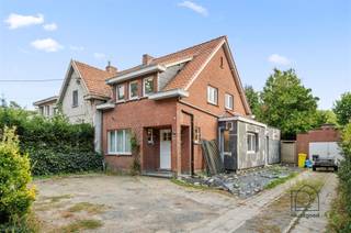 <p><span>Halfopen bebouwing met bijgebouw en veel potentieel te koop in Bonheiden</span></p><p><span>Ben je op zoek naar een woning die je nog volledig naar eigen smaak kan afwerken? Deze halfopen bebouwing biedt dankzij zijn reeds uitgevoerde renovaties én het ruime bijgebouw bijzonder veel mogelijkheden!</span></p><p><span>Indeling woning</span></p><ul><li><span>Inkomhal</span></li><li><span>Slaapkamer op het gelijkvloers (ideaal voor de oude dag, een praktijk of bureau)</span></li><li><span>Eerste leefruimte met toegang tot de keuken</span></li><li><span>Vernieuwde badkamer met inloopdouche, toilet, dubbele lavabo en aansluitingen voor wasmachine &amp; droogkast</span></li><li><span>Eetruimte naast de keuken</span></li><li><span>Nieuwe, lichtrijke leefruimte achteraan met zicht en toegang tot de ruime zuid gerichte tuin</span></li></ul><p><span>Verdieping</span></p><ul><li><span>2 slaapkamers</span></li><li><span>Badkamertje met lavabo, bad en toilet</span></li></ul><p><span>Extra troef: het bijgebouw </span><span><br />Naast de woning bevindt zich een apart gebouw met 3 kamers en een garage. Perfect als hobbyruimte, praktijk, kantoor of zelfs voor cohousing.</span></p><ul><li><span>Reeds heel wat renovaties uitgevoerd</span></li><li><span>EPC renovatieverplichting van toepassing, maar eenvoudig haalbaar</span></li><li><span>Veel mogelijkheden om deze woning naar jouw wensen om te vormen</span></li></ul><p><span>Kortom: een woning met </span><span>ruimte, potentieel én charme</span><span>, ideaal voor wie een eigen project wil realiseren.</span></p><p><span>Contacteer </span><span>ReuzeGoed</span><span> snel voor een bezoek en ontdek de mogelijkheden van dit pand!</span></p>