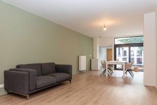 Verder af te werken woning met veel potentieel in het centrum van Maldegem. <br /><br />Deze gesloten bebouwing biedt een uitstekende kans voor wie op zoek is naar een woning die verder naar eigen smaak kan worden afgewerkt. De woning beschikt reeds over een leefruimte die quasi volledig afgewerkt is, waardoor u meteen kan genieten van een aangename woonomgeving.<br /><br />De keukenruimte is aanwezig maar dient nog voorzien te worden van keukenkasten en toestellen, wat u de mogelijkheid geeft om deze volledig naar eigen wens en stijl in te richten. Ook de badkamer vraagt nog verdere afwerking, zodat u deze kan omvormen tot een comfortabele en moderne ruimte. Ter illustratie werden enkele voorbeeldfoto's van afwerking toegevoegd.<br /><br />Op de eerste verdieping bevinden zich twee slaapkamers die zich momenteel nog in te renoveren staat bevinden. Dit biedt tal van mogelijkheden om deze kamers volledig naar eigen noden en voorkeuren in te richten. Ook de zolderverdieping kan worden afgewerkt naar een derde, volwaardige slaapkamer (waarbij je zelf voor de unieke accenten kan zorgen).<br /><br />De koer en het bijgebouw dat kan dienst doen als wasplaats in combinatie met extra stockageruimte/bureauruimte (mits verdere afwerking) zorgen voor de extra te creëren sfeer en gezelligheid.<br /><br />Bent u op zoek naar een woning met potentieel en de kans om uw eigen stempel te drukken op de afwerking? Dan is deze woning zeker een bezoek waard.<br />Interesse? Bel ons snel!