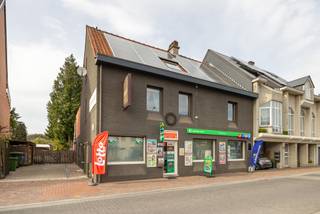 Bijzonder ruim (BVO 436m²) commercieel gebouw met bovengelegen woonst, omvattende een gelijkvloerse verdieping welke ingericht als...