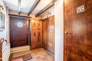 Deze ruime kangoeroewoning is rustig gelegen in het landelijke Gooik en biedt een unieke combinatie van ruimte, comfort en veelzijdigheid. Dankzij de indeling met twee volwaardige wooneenheden is deze eigendom ideaal voor grote gezinnen, zorgwonen of inwonende familie.
We betreden de eerste wooneenheid via de inkomhal met apart toilet en wandelen verder naar de aangename leefruimte met salon en eetkamer. Via de eetkamer bereiken we de geïnstalleerde keuken. Op de eerste verdieping treffen we drie ruime slaapkamers, een badkamer en een bijkomende ruimte aan die tal van mogelijkheden biedt en perfect kan ingericht worden als bureau, hobbyruimte of praktische berging.
De tweede wooneenheid beschikt over een eigen aparte inkom, waardoor beide woningen volledig zelfstandig gebruikt kunnen worden. We komen er terecht in de gezellige leefruimte met aansluitende eetkamer en geïnstalleerde keuken. De leefruimte geeft rechtstreeks uit op het terras en de aangename tuin, waar u in alle rust kan genieten van het groene uitzicht. Op de verdieping bevindt zich een ruime slaapkamer met aansluitende badkamer.
De garage vormt de verbinding tussen beide wooneenheden en biedt daarnaast ook praktische bergruimte.
Tot slot beschikt deze eigendom over een autostaanplaats op de oprit en een bijgebouw met tal van mogelijkheden, ideaal als hobbyruimte, atelier, opslagruimte of om verder in te richten naar eigen wensen.
Deze karaktervolle kangoeroewoning combineert ruimte, functionaliteit en een rustige ligging en vormt daardoor de ideale thuis voor gezinnen die op zoek zijn naar een eigendom met uitzonderlijk veel mogelijkheden.
