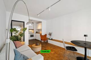 Gelegen in de welgekende Europagalerij, bevindt zich dit zorgvuldig onderhouden appartement op de tweede verdieping. In de onmiddellijke omgeving heeft u alle faciliteiten en bereikt u het strand in enkele stappen. Het station bevindt zich eveneens dichtbij waardoor het pand vlot bereikbaar is. <br /><br />Binnenin is er een logische indeling met optimaal gebruik van de ruimtes. Zo is er een lichtrijke woonkamer, met eet-en leefhoek. Deze sluit naadloos aan bij de keuken. Deze is functioneel uitgerust en geniet een moderne afwerking. <br /><br />Verder is er nog een ruime badkamer met bad/douchecombinatie en lavabo, het toilet is apart.<br /><br />Er is één ruime slaapkamer beschikbaar. <br /><br />Tot slot is er nog een groot terras aan de voorzijde van het pand. <br /><br />Dankzij de ligging, grootte en indeling is het pand uitermate geschikt voor zowel vaste bewoning als tweedeverblijf. <br /><br />Aarzel niet en neem contact op voor meer info of een afspraak! <br /><br />