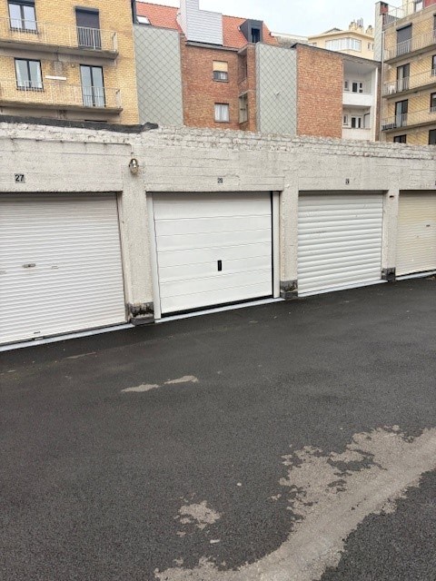 Gesloten garagebox met elektriciteit-verlichting op gelijkvloers complex - foto 4
