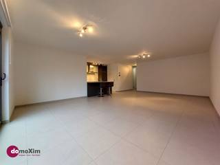 <p><span>Twee-slaapkamerappartement met terras en autostaanplaats in Steenokkerzeel</span></p><p><span> </span></p><p><span>Nabij het centrum van Steenokkerzeel kan je dit mooie appartement vinden, gelegen op de gelijkvloerse verdieping.</span></p><p><span> </span></p><p><span>Via de inkomhal, met apart toilet en ingebouwde vestiaire, kom je in de leefruimte met open, volledig geïnstalleerde keuken. Aansluitend aan de keuken is er een ruime berging. Door de grote schuiframen, die uitgeven op het ruime terras, geniet je steeds van voldoende lichtinval.</span></p><p><span> </span></p><p><span>Via de inkomhal, die tevens dienst doet als nachthal, heb je toegang tot de slaapkamers en badkamer. Het appartement is voorzien van twee ruime slaapkamers. De badkamer is uitgerust met een ligbad, douche en dubbele wastafel. Verder is er ook een ondergrondse parkeerplaats en een extra kelderberging ter beschikking, die eveneens bereikbaar is met de lift. </span></p><p><span> </span></p><p><span>Wil je graag wonen in een rustige omgeving, maar toch met alle voorzieningen in de nabijheid en met een vlotte verbinding naar Brussel, Mechelen, Antwerpen en Leuven? Dan is dit appartement vast iets voor jou!</span></p><p><span> </span></p><p><span>Contacteer ons voor een bezoek!</span></p><p><span> </span></p><p><span>015 20 36 00 - info@domoxim.be</span></p>