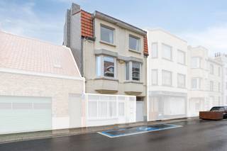 In De Panne bieden we u dit duplex appartement met 2 slaapkamers, gelijkvloers terras, kelder en zolder aan. Het appartement bevindt zich in...