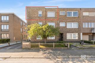 Aan de rand van Gent, op slechts 15 minuten rijden van het centrum en zeer vlot bereikbaar, vinden we dit op te frissen appartement terug.
Het appartement heeft een inkomhal met apart gastentoilet, een leuke en lichtrijke woonkamer met aansluitend de toffe keuken. Via de hal hebben we dan toegang tot de badkamer en de twee volwaardige slaapkamers! Achteraan het gebouw is er de mogelijkheid om een afgesloten garagebox mee aan te kopen (€17.000)
Meer informatie of een bezoek? Neem dan gerust contact met ons op!