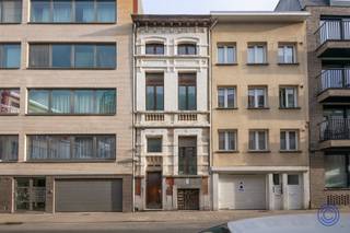 Informatie woningAuthentiek gebouw uit 1982 heeft een karaktervolle gevel en bijzonder veel potentieel. Op de gelijkvloerse verdieping bevindt zich...