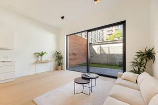 Stijlvol nieuwbouwappartement met één slaapkamer en stadstuin te Antwerpen!<br /><br />In een kleinschalig en modern nieuwbouwproject (bouwjaar 2026) stellen we dit prachtig afgewerkte appartement op de gelijkvloerse verdieping voor, waar comfort, licht en kwaliteit centraal staan.<br /><br />Bij het binnenkomen valt meteen de ruime en lichtrijke leefruimte met hoge plafonds op, afgewerkt met een houten vloer die doorloopt door het volledige appartement. De open keuken is uitgerust met toestellen en sluit mooi aan bij de leefruimte.<br /><br />Dankzij de grote schuiframen geniet je van een overvloed aan natuurlijk licht en heb je rechtstreeks toegang tot de privatieve stadstuin. Deze buitenruimte vormt een echte verlenging van de leefruimte en biedt een rustige plek om te ontspannen. <br /><br />De ruime slaapkamer zorgt voor een aangename rustige slaapomgeving. De badkamer is hedendaags ingericht met een ruime inloopdouche voorzien van regendouchekop en een dubbele lavabo. Daarnaast is er op de gang een apart gastentoilet voorzien.<br /><br />Ten slotte is er nog een privatieve kelderberging mee inbegrepen.<br /><br />Belangrijkste troeven:<br /><br />- EPC (A-label) – energiezuinig<br />- Kleinschalig gebouw met 5 units<br />- Aparte meters voor nutsvoorzieningen<br />- Gemeenschappelijke fietsenberging aanwezig<br /><br />74m² bewoonbare oppervlakte (cfr EPC). Aankoop onder het BTW-stelsel van 21%.<br /><br />Wenst u een bezoek of meer informatie? Dan kan u ons steeds contacteren via info@dvarealestate.be of via 03/297.00.00.
