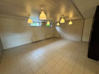 Vous recherchez la base idéale pour votre bureau, votre profession ou votre magasin ? Ce bâtiment commercial est stratégiquement situé le long de la rue animée Baron Ruzettelaan à Assebroek. Grâce à une excellente visibilité et à une accessibilité facile, votre entreprise bénéficiera d'une visibilité maximale ici !Espace de bureau spacieux (120 m²) : réparti de manière fonctionnelle sur différents étages. Cela offre de nombreuses options pour créer une réception séparée, des salles de réunion discrètes ou des bureaux séparés.Stockage supplémentaire (45 m²) : Un sous-sol très spacieux, parfait comme espace d'archivage ou de stockage pour votre stock ou votre matériel.Le bâtiment est équipé d'un chauffage central au gaz et dispose d'un système de climatisation pour garantir un climat de travail agréable même pendant les chaudes journées d'été.Il y a une confortable cour privée à l'arrière. À l'avant, le bâtiment dispose d'un jardin, idéal pour placer confortablement des vélos pour vous ou votre clientèle.Caution locative : 3 mois de loyer.Taxe foncière : à la charge du locataire (facilement déduite sur la base de la facture fiscale annuelle réelle).Services publics : Totalement indépendants grâce à nos propres guichets pour les contrats de consommation (eau, gaz, électricité). Vous choisissez vos fournisseurs.En bref : un bâtiment prêt à emménager, stratégiquement situé et offrant une gamme d'options.Intéressé ? Contactez-nous dès aujourd'hui pour plus d'informations ou pour planifier une visite !