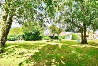 In een aangename en landelijke omgeving vindt u deze verzorgde alleenstaande woning in Adegem. 
Dankzij het open uitzicht over de omliggende velden geniet u hier elke dag van rust, ruimte en een groene omgeving.

De woning is steeds goed onderhouden en biedt een praktische indeling die geschikt is voor zowel gezinnen als wie comfortabel gelijkvloers wil wonen. Op het gelijkvloers bevinden zich twee volwaardige slaapkamers en een badkamer, waardoor alle essentiële woonfuncties zich op één niveau bevinden. Op de verdieping zijn nog twee extra slaapkamers, ideaal als kinderkamers, hobbyruimte of thuiskantoor.

Verder beschikt de woning over een inpandige garage en een lichtrijke veranda die uitkijkt op de zonnige tuin. Hier kunt u in alle privacy genieten van het buitenleven, terwijl het prachtige vergezicht over de velden zorgt voor een extra gevoel van vrijheid.

Bent u op zoek naar een instapklare alleenstaande woning met vier slaapkamers, een praktische indeling en een rustige ligging? Dan is deze eigendom in Adegem zeker een bezoek waard.

Contacteer ons vandaag nog voor meer informatie of een bezichtiging.
Via 09 336 16 15 of mail naar info@vastgoedunicum.be, wij helpen u graag verder!

Virtuele rondleiding?
https://youtube.com/shorts/czBTwOUd65g