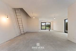 Voor meer info en foto’s, surf naar www.swevers.be –In een rustige buurt in het centrum van Paal vind je deze halfopen nieuwbouwwoning (bouwjaar...