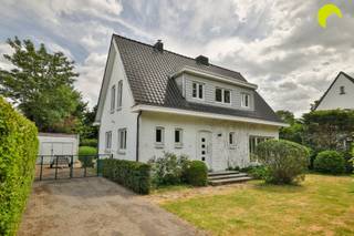 <p><span>Op de grens van Kontich en Hove bieden wij u deze charmante open bebouwing op een zuidoost gericht perceel van 589 m².</span></p><p><span>Deze locatie biedt u in de directe nabijheid grote verbindingswegen, winkels, scholen, openbaar vervoer, enzovoort. Achteraan is er een servitudeweg die rechtstreekse doorgang geeft naar de Vredestraat en de rustige woonwijken van Hove alsook een veilige fietsverbinding naar het treinstation.</span></p><p><span> </span></p><p><span>De woning werd gebouwd in 1952 en heeft een degelijke basis structuur. Ze kan een grondige opfrissing gebruiken doch onderging reeds enkele belangrijke updates:</span></p><p><span>In 2012 werd er een nieuw dak geplaatst, er liggen 11 zonnepanelen en de verwarming loopt op een zuinige condensatieketel van 2023. Verder zijn er pvc-ramen met dubbele beglazing (1992). Alles tesamen resulteert dit in een EPC met C-label. </span></p><p><span>De elektriciteit dient wel aangepast te worden. </span></p><p><span> </span></p><p><span>Indeling:</span></p><p><span>We betreden de woning via de inkomhal. Hier is een apart gastentoilet en ruimte voor vestiaire.</span></p><p><span>Rechts zien we de ruime woonkamer (39 m²) met grote ramen die zorgen voor veel natuurlijke lichtinval.</span></p><p><span>Aansluitend vinden we de ruime leefkeuken van Dovy (2017) die voorzien is van veel kastruimte en de nodige toestellen.</span></p><p><span>Van hieruit hebben we toegang tot het bankirai terras en de omheinde tuin met poortje naar de servitudeweg.</span></p><p><span>De vrijstaande garage (32 m²) bevindt zich links op het perceel en is toegankelijk via de oprit waar nog gemakkelijk 3 wagens achter elkaar kunnen parkeren.</span></p><p><span>Op het gelijkvloers achteraan vinden we de badkamer (2013) met ligbad, douche en dubbel lavabomeubel.</span></p><p><span> </span></p><p><span>Op de eerste verdieping zijn er 3 slaapkamers, waarvan de grootste eventueel in 2 kan worden opgesplitst. </span></p><p><span>In de nachthal is er eveneens een apart toilet.</span></p><p><span>Tenslotte heeft de woning een kleine kelder en verder kruipruimte onder het volledige gelijkvloers (behalve de keuken).</span></p><p><span> </span></p><p><span>Graag som ik voor u nog even de troeven op van deze charmante woning:</span></p><ul><li><span>Leuk renovatieproject met een degelijke structuur en vernieuwd dak </span></li><li><span>Zuidoost gericht perceel met straatbreedte van 20 meter</span></li><li><span>Ruime vrijstaande garage + oprit voor meerdere wagens</span></li><li><span>Aangename tuin met poortje naar servitudeweg richting Hove</span></li></ul><p><span> </span></p><p><span>EPC: 294 kWh/m² (C-label)</span></p><p><span>Waterinfo: P-score - D | G-score - C</span></p><p><span>Oppervlakte volgens kadaster</span></p><p><span> </span></p><p><span>Voor meer info of een bezoek ter plaatse bel 03/449.42.41 of surf naar <span>www.habicom.be</span></span></p><p><span>Benieuwd naar de waarde van jouw woning? Check het gratis op <span>www.watismijnhuiswaard.be</span></span></p><p><span> </span></p><p><span> </span></p><p><span> </span></p>