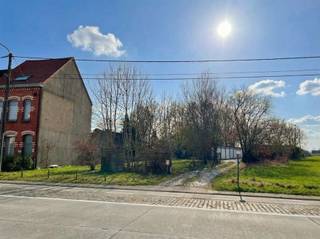 Bouwgrond met achterliggend 20 individuele garageboxen en atelier, alles verhuurd dus ideale investering met toekomstmogelijkheden...