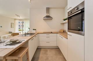 Dit instapklaar hoekappartement met 2 slaapkamers, terras en tuin is gelegen in de Stadstuin in de residentie Zelus. <br />Het appartement is volledig afgewerkt, geschilderd, met armaturen,... <br />Extra pluspunt: zonnepanelen inbegrepen<br /><br />De indeling van het appartement is als volgt: <br />inkomhal met vestiaire, bergruimte, toegang tot de open eet- en leefruimte met daar de volledig ingerichte open keuken (vaatwas, spoelbak, kookplaat, dampkap, oven, frigo en kastruimte). <br />Aan de leefruimte geeft de deur naar de nachthal toegang tot de 2 slaapkamers, de badkamer met inloopdouche en lavabo, en een apart toilet met lavabo. <br />De leefruimte is lichtrijk en zuidgericht, en geeft toegang naar het zonovergoten terras. <br /><br />Het appartement is te bezoeken na afspraak met Margaux via margaux@vestadevelopment.be of telefonisch op het nummer 0468 144 407.<br /><br />Wens je zelf meer inspraak in de afwerking van jouw appartement? <br />Ontdek dan tijdens een afspraak de mogelijkheden in de naastgelegen residentie Cronus. <br />Op basis van jouw wensen stellen we graag ook alternatieven voor, die zich bijvoorbeeld bevinden op een hoger gelegen verdieping.