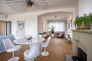 <p><strong>Prachtig gerenoveerd en energiezuinige penthouse met authentieke charme en een dubbele inpandige garage.<br /><br />MAAK UW AFSPRAAK ONLINE VIA WWW.LISTINGS.BE - RESERVATIE VERPLICHT.<br /></strong></p>
<p><strong>Indeling:<br /></strong>Het appartement <strong>ademt sfeer en karakter</strong> dankzij de royale plafondhoogte, de warme parketvloeren en <strong>prachtig bewaarde authentieke elementen.</strong> De masterbedroom, de volledig uitgeruste keuken, de eetkamer en het terras zijn <b>zuidgeoriënteerd</b>. Hierdoor geniet u <b>vanaf de vroege ochtend</b> tot in de late namiddag van een heerlijke zon in huis.<br /><br />Het appartement beschikt over een bruto oppervlakte van ca. 104m² en werd de afgelopen jaren voorzien van moderne technieken die zorgen voor optimaal wooncomfort en een <strong>laag energieverbruik.<br /></strong>Overal <strong>dubbele beglazing</strong> en rolluiken aan de achterzijde.<br />Gemeenschappelijke centrale verwarming op gas met energiezuinige hoogrendementsketel (2019).<br /><strong>Slimme elektrische waterboiler </strong>(2020), handig vanop afstand te bedienen via wifi.<br /><strong>Airconditioning</strong> met hetelucht in de leefruimte en de masterbedroom.<br />2 Bio ethanol haard.<br /><strong>Asbestvrij.</strong><br /><strong>Verwarmde wasberging</strong> op het gelijkvloers.<br />Maandelijkse provisie van ca. 145,- EUR (Blokpolis, verbruik/onderhoud van de gemeenschappelijke delen + privé verbruik verwarming en water).<br /><br />U komt terecht in een rustig en goed onderhouden gebouw met slechts vier appartementen. Omdat er geen professionele syndicus is aangesteld, blijven de <strong>maandelijkse gemeenschappelijke kosten laag.<br /><br /></strong>Bij het appartement hoort een ruime, <strong>dubbele inpandige garage (vraagprijs: 39.500,- EUR), </strong>verplicht mee aan te kopen.<br /><br /><strong>Ligging:</strong><br />De ligging in de <strong>felbegeerde Tentoonstellingswijk</strong> is een absolute troef. Vlak aan de Expo, Wezenberg, parken,... Het appartement heeft een <strong>uitstekende bereikbaarheid </strong>dankzij de perfecte ontsluiting: u bent in een mum van tijd op de A12, E19 en aan de Kennedytunnel (E34/E17). Vélostation en openbaar vervoer voor de deur!</p>