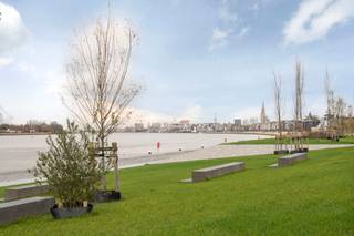 <p>Classy studio aan de Scheldekaaien. <br /><br />Praktisch ingerichte studio gelegen op een uiterst gunstige locatie in Antwerpen.<br />Nabij het Zuid, wandelend naar de Scheldekaaien, maar ook gunstig nabij belangrijke invalswegen. <br /><br />De open leefruimte waar gretig zonlicht binnen schijnt is het middelpunt van de studio. Volledig geïnstalleerde keuken voorzien van de gebruikelijke toestellen. Gezellige slaaphoek. Badkamer met douche, wastafel en toilet. <br /><br />Kortom, ideale verblijf voor rasechte stadsmussen die houden van de Antwerpse hustle and bustle.<br /><br /><strong>Mogelijkheid om ondergrondse parking aan te kopen aan 40.000;-EUR. </strong><br /><br />Troeven:<br />- verkoop onder registratierechten<br />- veel licht<br />- toplocatie<br />- klein maar fijn én praktisch</p>