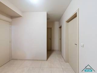 In het hart van Zedelgem, op wandelafstand van winkels, openbaar vervoer en horeca, vind je dit ruime en verzorgde appartement op het gelijkvloers van een gebouw dat werd gebouwd in 2003. Bij het binnenkomen kom je terecht in een ruime inkomhal die overvloeit in de nachthal. De lichtrijke woonkamer biedt plaats aan een gezellig zit- en eetgedeelte en sluit mooi aan bij de open, hyper-geïnstalleerde keuken die voorzien is van alle comfort. Aansluitend is er een praktische berging met aansluiting voor wasmachine. Via de nachthal bereik je de twee volwaardige slaapkamers, een apart gastentoilet en de badkamer. In de badkamer heb je een lavabomeubel met dubbele lavabo en een douche. In de kelderverdieping van het gebouw bevindt zich een garage die voorzien is van elektriciteit. Deze garage is bereikbaar via de achtergelegen garagewegel met uitweg naar de Loppemsestraat. Een instapklaar appartement met een ideale ligging voor wie centraal, comfortabel en praktisch wil wonen in Zedelgem. (sted. inl.: in aanvraag)