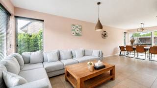 In een rustige en aantrekkelijke verkaveling in het hart van Moerkerke bevindt zich deze recente, perfect onderhouden woning. Dankzij haar energiezuinige karakter, doordachte indeling en kwalitatieve afwerking vormt deze eigendom de ideale thuis voor gezinnen die op zoek zijn naar comfort en woonkwaliteit.<br /><br />Indeling: De inkomhal met vestiaire en gastentoilet. Van hieruit komt u in de lichtrijke leefruimte, die naadloos overgaat in de open en volledig ingerichte keuken, voorzien van alle hedendaags comfort. Aansluitend bevindt zich een praktische berging/wasplaats, met directe doorgang naar de garage.<br /><br />Vanuit de keuken heeft u rechtstreeks toegang tot de westgerichte tuin, waar u doorheen de dag volop kunt genieten van de zon. Het aangename terras en de praktische tuinberging maken het buitengebeuren compleet.<br /><br />Op de eerste verdieping bevinden zich vier volwaardige slaapkamers. De volledig ingerichte badkamer is uitgerust met een ligbad, inloopdouche en wastafelmeubel. Daarnaast is er een afzonderlijk toilet. De ruime bergzolder zorgt bovendien voor heel wat extra opbergruimte.<br /><br />Ook op het vlak van comfort en energiezuinigheid heeft deze woning heel wat te bieden: een garage met extra parkeerplaats voor de deur, maar liefst 12 zonnepanelen, een conforme elektrische installatie en een uitstekend EPC-label A.<br /><br />Bezoeken? Graag na afspraak met Willem Cauwels op 050/89.27.70