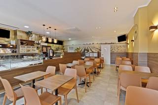 Deze over te nemen horecazaak met een oppervlakte op de begane vloer van 92 m² situeert zich centraal in de Kerkstraat te Blankenberge. De...