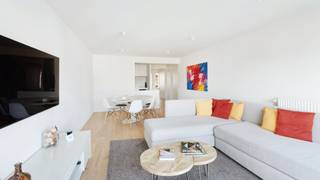 Dit prachtig appartement is centraal gelegen in Knokke, in de Piers de Raveschootlaan, en geniet van mooie open zichten over de tegenoverliggende villa’s. Dankzij de uitstekende ligging bevinden winkels, voorzieningen en het strand zich op wandelafstand. Het appartement beschikt over twee volwaardige slaapkamers, elk voorzien van een eigen badkamer, wat zorgt voor optimaal comfort en privacy. Bovendien heeft het appartement een gunstig EPC-label A, wat garant staat voor energiezuinig wonen.<br /><br />Indeling:<br />Via de inkomhal met gastentoilet en praktische bergruimte komt u in de aangename en lichtrijke woonkamer met open zichten. Vanuit de leefruimte heeft u toegang tot het eerste terras aan de voorzijde. Aansluitend bevindt zich de open, volledig ingerichte keuken, uitgerust met alle nodige comfort.<br /><br />Aan de achterzijde van het appartement liggen twee ruime slaapkamers, die elk beschikken over een eigen douchekamer. Zowel voor- als achteraan is er een ruim terras, groot genoeg om comfortabel een tafeltje te plaatsen en te genieten van de buitenlucht.<br /><br />Het appartement is mooi afgewerkt, met parketvloeren in de woonkamer en ingemaakte kasten in de slaapkamers, wat zorgt voor een stijlvolle en praktische woonomgeving.<br /><br />Extra troeven:<br />- Privatieve bergruimte in het gebouw inbegrepen in de prijs<br />- Gemeenschappelijke fietsenberging ter beschikking van de bewoners<br /><br />Bezoeken? Graag na afspraak met Willem Cauwels 📞 050 89 27 70