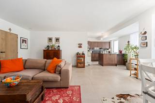 Ontdek dit ruim gelijkvloers appartement van 113 m² met een zonovergoten tuin van 48 m² waar je in alle rust kunt genieten. Via de inkomhal betreed...