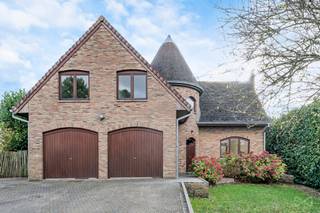 Huldenberg – Ottenburg. Ontdek deze charmante en ruime woning, ideaal gelegen in een rustige en groene omgeving. De opvallende architectuur met...