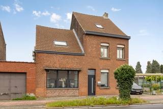 <p>Wie in de Damstraat in Zemst woont, geniet elke dag opnieuw van dat fijne evenwicht tussen landelijke rust en stedelijk comfort. Dit karaktervolle huis uit 1918 werd sinds 2021 grondig gerenoveerd en straalt vandaag een warme, verzorgde uitstraling uit waar je je meteen thuis voelt. De ligging aan de rand van de stad, met vlotte toegang tot invalswegen, openbaar vervoer en het station, maakt dit een uitgelezen thuisbasis voor wie stad en platteland moeiteloos wil combineren.</p><p> </p><p>Via de inkomhal (10 m²) stap je binnen in een lichtrijke leefruimte waar de woonkamer (46,5 m²) en de ingerichte keuken met eetplaats (46,5 m²) samen één gezellig geheel vormen. </p><p>Gelijkvloers vind je ook een berging (6 m²) en een badkamer met douche (6 m²). </p><p>Op de eerste verdieping wachten twee ruime slaapkamers (elk 16 m²), deze twee slaapkamers hebben samen een mezzanine van 12m², ideaal voor de kinderen om samen te spelen. Deze kamers zijn ook voorzien van airconditioning. Verder is er een doorloopkamer (16 m²), een dressing (6 m²) en een volledig uitgeruste badkamer (10 m²), verdere afwerkingen gedaan in 2026. Enkel de douche kan nog naar eigen smaak worden ingericht. </p><p>Helemaal boven vind je nog een derde slaapkamer (22 m²) aansluitende zolderberging. </p><p>Een droge kelder van 18,5 m² zorgt voor extra opslagruimte.</p><p>In totaal biedt de woning een bewoonbare oppervlakte van ruim 306m², verdeeld over verschillende verdiepingen.</p><p> </p><p>De buitenruimte is een echte meerwaarde: een tuin van 650m² op het noordoosten en een terras van 20m² nodigen uit tot buiten vertoeven, tuinieren of gewoon genieten van de rust. Buiten is er alsook parkeergelegenheid voorzien via een oprit met een elektrische poort. De woning combineert authentieke gevelsteen met aluminium buitenschrijnwerk en dubbel glas, en is volledig geïsoleerd (binnenmuur vooraan, buitenmuur zijkant en achteraan, vloeren en dak) voor een aangenaam wooncomfort het hele jaar door. Het EPC-label B (163 kWh/m²) bevestigt de energetische kwaliteit van deze woning. Verwarming gebeurt centraal op gas via radiatoren, en extra comfort wordt geboden door airconditioning, een intercom met videofoon en brandmelders. </p><p> </p><p>De Damstraat ligt op wandelafstand van winkels, scholen en sportfaciliteiten, en de goede verbindingen naar openbaar vervoer en invalswegen maken pendelen naar Brussel, Mechelen of Antwerpen een fluitje van een cent. Kortom, een woning die charme, ruimte en ligging perfect combineert. Nieuwsgierig geworden? Plan snel je bezoek in via onze website – deze woning wil je met eigen ogen zien.</p>