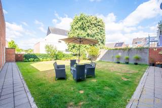 <p><strong>Instapklaar gelijkvloers appartement met tuin en balkon in hartje Turnhout</strong></p>
<p>Ontdek dit aangename en centraal gelegen appartement op het gelijkvloers, gelegen in een rustige straat in Turnhout. Een ideale woonplek voor wie houdt van comfort, groen en een centrale ligging!</p>
<p>Bij het betreden van het appartement komt u in een ruime, aparte inkomhal die toegang biedt tot alle vertrekken. De lichtrijke woonkamer met grote raampartijen sluit naadloos aan op de open keuken, die voorzien is van alle nodige comfort.</p>
<p>Het appartement beschikt over twee slaapkamers, waaronder een ruime hoofdslaapkamer en een tweede kamer die perfect dienst kan doen als logeerkamer, bureau of dressing.</p>
<p>De badkamer is uitgerust met een ligbad, toilet en een badkamermeubel met praktische opbergruimte.</p>
<p>Buiten geniet u van een privébalkon én toegang tot een afgesloten, gemeenschappelijke groene tuin – een echte troef voor wie van buitenruimte houdt in de stad.</p>
<p><strong>Extra troeven:</strong></p>
<ul>
<li>
<p>Gelijkvloers wonen met privébalkon</p>
</li>
<li>
<p>Afgesloten, groene gemeenschappelijke tuin</p>
</li>
<li>
<p>Inclusief berging</p>
</li>
<li>
<p>Rustige ligging op wandelafstand van winkels, openbaar vervoer en het stadscentrum</p>
</li>
<li>
<p>Ook interessant voor investeerders: het appartement op de tweede verdieping is eveneens te koop</p>
</li>
</ul>
<p>Een uitstekende kans voor zowel eigen bewoning als investering!</p>