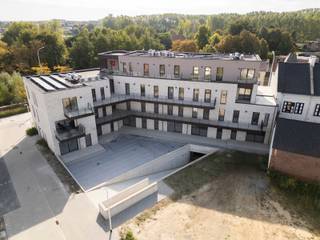 Modern gelijkvloersappartement met inkomhal, toilet, woonkamer opgedeeld in zithoek en eethoek met open keuken, berging/technische ruimte, 2 slaapkamers, badkamer. Dit appartement heeft een terras en een klein privétuintje. Er is een ondergrondse parkeergarage met autostaanplaatsen en bergingen. Elke koper moet een autostaanplaats en berging bij aankopen. De afwerking van dit appartement werd reeds gekozen. Het appartement kan binnenkort bezocht worden als modelappartement.<br />Kopers die hiervoor in aanmerking komen kunnen aankopen onder 6% BTW.