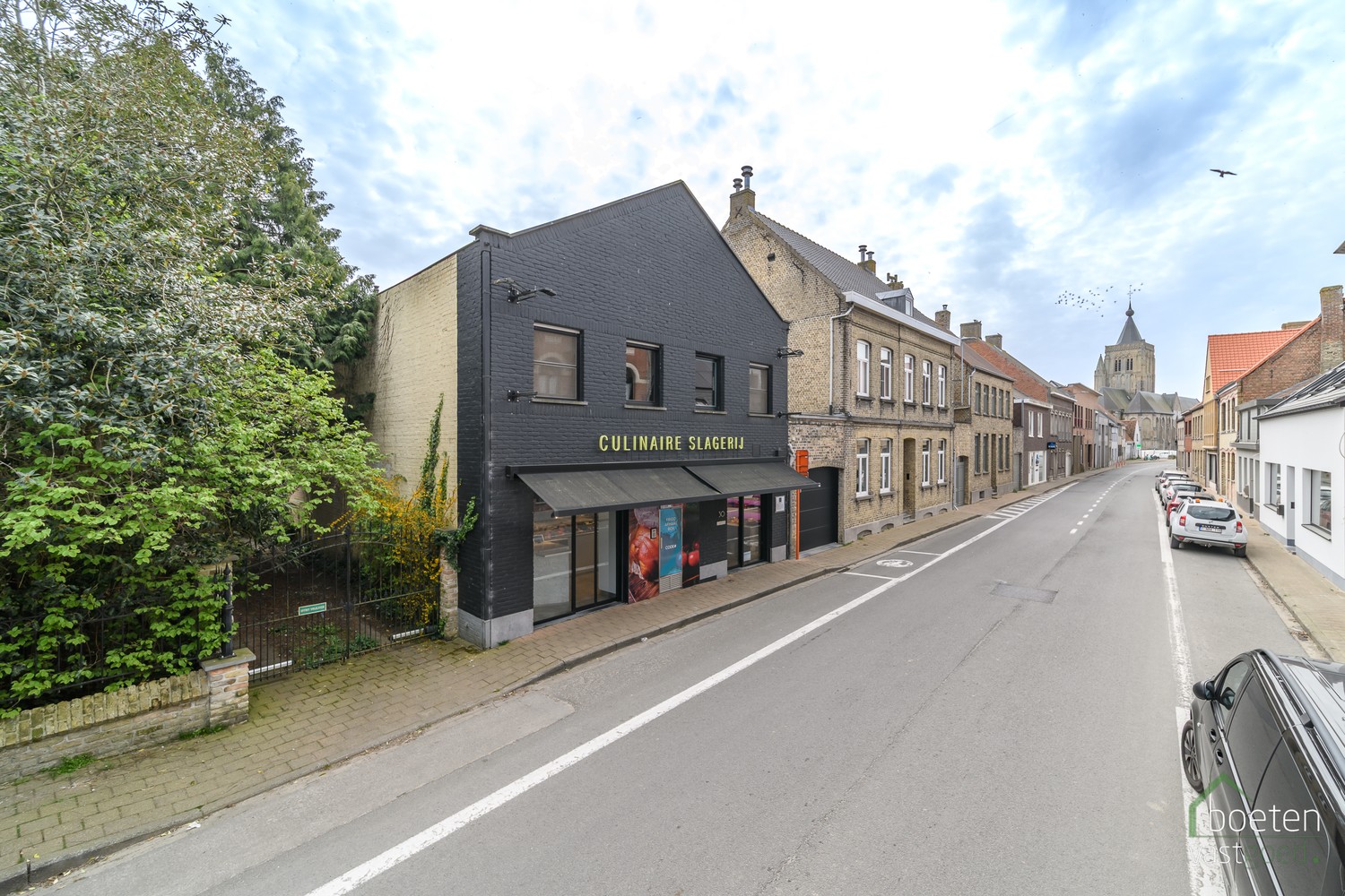 ALVERINGEM: handelsgelijkvloers, momenteel ingericht als beenhouwerij, met tuintje en car-ports in het hart van Alveringem - foto 2
