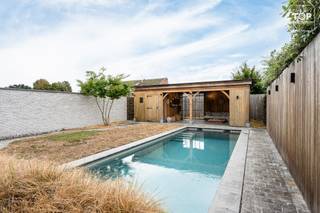 <p>Deze jonge, instapklare en energiezuinige woning, gebouwd in 2015 en voorzien van EPC A, is gelegen in een rustige, doodlopende straat in Belzele (Evergem). <br /><br />De woning combineert hedendaags wooncomfort met een stijlvolle en verzorgde inrichting.</p>
<p>Binnen geniet u van een lichtrijke en aangename leefruimte met een mooi ingerichte keuken. <br /><br />De woning beschikt over drie volwaardige slaapkamers en biedt dankzij de moderne indeling en kwalitatieve afwerking alle comfort voor een gezin.</p>
<p>Buiten vormt de gezellige en verzorgde tuin met zwembad een absolute troef. <br /><br />Hier geniet u in alle rust van het buitenleven en een heerlijk vakantiegevoel in eigen tuin. De oprit en carport zorgen voor extra praktisch comfort.</p>
<p>Ook de ligging is uitstekend: rustig en kindvriendelijk wonen in Belzele, met scholen, winkels, openbaar vervoer en belangrijke invalswegen vlot bereikbaar. <br /><br />Een bijzonder complete woning waar energiezuinigheid, stijl, comfort en een aangename buitenruimte perfect samenkomen.<br /><br />Bel Top vastgoed voor een bezoek op 0475 700 700</p>