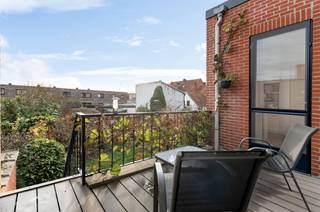 <p>Ontdek deze ruime en lichtvolle halfopen bebouwing in bel-etagestijl, rustig gelegen in Turnhout. De woning combineert een doordachte indeling met een aangenaam wooncomfort, drie slaapkamers, een garage en een mooie tuin. Dankzij de dubbele poort naast de woning beschikt u bovendien over een extra toegangs- en parkeermogelijkheid – een uniek pluspunt.</p><p><strong>Indeling</strong></p><p><strong>Gelijkvloers</strong><br />Via de ruime inkomhal heeft u toegang tot de trap naar de bovenverdiepingen. Op deze verdieping bevindt zich de inpandige garage met rechtstreekse toegang tot de tuin en aansluitingen voor wasmachine en droogkast. Verder is er een polyvalente bureau- of atelierruimte met zicht op de tuin. De technische ruimte met de CV-installatie bevindt zich eveneens op het gelijkvloers.</p><p><strong>Eerste verdieping – leefzone</strong><br />De eerste verdieping vormt de centrale leefruimte van de woning. De lichtrijke living met bureelhoek sluit mooi aan op de eetkamer, die rechtstreeks toegang biedt tot het terras – typisch voor de architectuur van een bel-etagewoning.<br />Achteraan bevindt zich de volledig uitgeruste keuken, voorzien van een elektrische kookplaaat, vaatwasser, ingebouwde heteluchtoven, ingebouwde koelkast en voldoende ruimte voor een ontbijthoek. Via het terras is de tuin bereikbaar via de buitentrap.<br />Op deze verdieping is eveneens een gastentoilet aanwezig, bereikbaar via de trappenhal.</p><p><strong>Tweede verdieping – slaapverdieping</strong><br />Op de bovenste verdieping vinden we drie slaapkamers: twee ruime kamers en een kleinere slaapkamer, ideaal als kinderkamer, dressing of bureau. De badkamer is volledig ingericht met een ligbad, aparte douche, dubbele wastafel en toilet.</p><p><strong>Extra troef – dubbele poort naast de woning</strong><br />Een bijzonder sterke troef is de dubbele poort naast de woning. Deze biedt niet alleen extra parkeergelegenheid, maar geeft ook directe toegang tot de tuin – ideaal voor fietsen, motor, tuinmateriaal of extra privacy.</p>