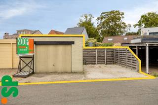 Gerenoveerde woonst met A-label en de garage via achterzijde<br /><br />Indeling: inkomhal, ruime eet- en leefruimte aan de voorzijde dat tevens geniet van geluidswerend glas, aansluitend hebben we de nieuwe keuken (2026) dat uitkijkt op de tuin, een gelijkvloers badkamer en een aparte was- en bergplaats. Op de eerste verdieping hebben we 3 ruime slaapkamers met veel natuurlijk lichtinval dankzij de vernieuwde veluxen met driedubbel glas (incl. zonnescreen, ventilatie), daarnaast beschikken de slaapkamers ook over airco's (2024). Ten slotte beschikt het pand nog over een kelder waar de technieken zijn van het ventilatiesysteem C. <br /><br />Het pand werd, met oog voor detail, volledig gerenoveerd tussen 2024-2026. Zo werden de daken (hoofddak en garage) volledig vernieuwd en de buitengevel + het dak werden geïsoleerd. <br /><br />Buiten treffen we nog een terras en tuin aan met toegang tot de garage en de achterliggende straat. <br /><br />EPC: 97 kWh/m² (A-label)<br /><br />Extra troeven: <br />- Elektriciteit conform<br />- Geen asbest aanwezig<br />- Garage met geautomatiseerde poort<br />- Zonnewerend glas aan de zuidkant<br /><br />Wenst u meer informatie of een bezoek? Contacteer IMMO SP op het nummer 014519500 of via caro@immosp.be