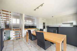 <p><span>Perfect onderhouden en instapklare split-level woning</span></p><p><span> </span></p><p><span>* Gelijkvloers : inkomhal met gastentoilet, inpandige garage met afstandbediende poort, slaapkamer op laminaatvloer met aanpalende dressing</span></p><p><span> </span></p><p><span>* 1e verdieping : witte open keuken met alle toestellen, eetkamer op keramische tegels welke toegang geeft via een trap naar de tuin</span></p><p><span> </span></p><p><span>* 1e verdieping (half) : aangenaam salon op kurkvloer met doorkijk naar de andere verdiepingen wat een heel licht en ruimtelijk gevoel geeft</span></p><p><span> </span></p><p><span>* 2e verdieping : nachthal, 2 slaapkamers op vinylvloer, berging met vlizo-trap naar de grote zolder</span></p><p><span> </span></p><p><span>* 2e verdieping (half) : grote slaapkamer op vinylvloer, luxe badkamer met regendouche / dubbele wastafel / toilet</span></p><p><span> </span></p><p><span>* Diverse : zonnepanelen, 10kW thuisbatterij, grote zolder</span></p><p><span> </span></p><p><span>Gelegen in een doodlopende straat in een aangename woonwijk van Merksem. Op wandelafstand bevinden zich winkels, scholen en openbaar vervoer, terwijl de vlotte verbinding naar Antwerpen en de Ring een uitstekende bereikbaarheid garandeert (en later bijkomend met de Oosterweelverbinding). Extra troef is het groene buurtpleintje dat zorgt voor een open gevoel, extra speelruimte voor kinderen en een aangename, rustige woonomgeving. Door de aanleg van de "Merksemse Tuinen" aan de voorzijde zal er een groene buffer met eco-corridor, gras en waterpartij onstaan.</span></p>