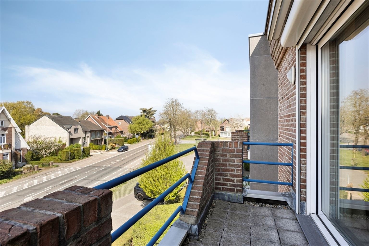 Prachtig, uitzonderlijk ruim appartement met 2 slaapkamers, 3 terrassen en een dubbele inpandige garagebox, gelegen nabij het centrum van Maaseik. - foto 5