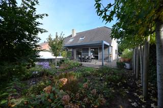 Halfopen bebouwing op 375 m² met :<br /><br />Gelijkvloers: <br />• inkom<br />• gastentoilet <br />• lichtrijke leefruimte uitkijkend op terras en tuin <br />• open keuken (2019) voorzien van composiet werkblad, inductie kookplaat, vaatwasser, oven, combi oven, spoelbak<br />• berging<br />• garage<br /><br />Verdiep: <br />• 3 slaapkamers <br />• vernieuwde badkamer (2022) met ligbad, inloopdouche, dubbel lavabomeubel, toilet<br /><br />Tuin: <br />• westelijk georiënteerd <br />• overdekt betonterras met overkapping van het merk Brustor <br />• berging / tuinhuis <br /><br />Faciliteiten :<br />• centrale verwarming en sanitair warm water op aardgas, combi condensatieketel van het merk Bulex <br />• radiatoren op gelijkvloers en verdiep, pelletkachel op gelijkvloers <br />• aluminium ramen met hoog rendement beglazing voorzien van vliegramen<br />• velux ramen voorzien van elektrisch bedienbare zonnescreens<br />• regenwaterput (10.000 liter) voor wasmachine, toilet op gelijkvloers, spoelbak garage <br />• boorput 7 meter voor tuin <br />• zonnepanelen 12 x 330 WP = 3.930 WP met groenestroomcertificaten van € 450 van 2009 - 2029<br />• alarminstallatie<br /><br />EPC-label B : 143 kWh / (m² jaar) > géén renovatieplicht <br />Elektrische keuring : conform tot 08.12.2028<br />Prijs € 489.000<br />Meer info ? 📞 +32 486 20 67 65 📧 katleen@zakenkantoor-roels.be 🌐 www.zakenkantoor-roels.be