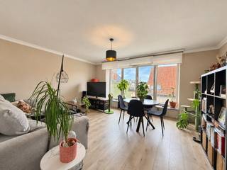 Dit leuk éénslaapkamerappartement ligt op een centrale locatie tussen Dampoort en Sint-Jacobs, vlak bij winkels en openbaar vervoer.<br />Dankzij de ligging op de derde verdieping geniet het appartement van bijzonder veel lichtinval.<br /><br />De indeling omvat een ruime inkomhal (momenteel deels bureau), een aangename leefruimte en een ingerichte keuken met aansluitend terras. Verder zijn er een ruime slaapkamer, een doucheruimte met lavabomeubel, een apart toilet en een praktische berging. Er is ook een fietsenberging aanwezig.<br /><br /><strong><u>Algemene info:</u></strong>
<ul>
<li>Beschikbaar vanaf 1 november</li>
<li>Algemene kosten: € 50/maand</li>
<li>Koppel betaalt € 95 per maand voor gas en elektriciteit</li>
<li>Domicilie verplicht; geen studentenverhuur</li>
</ul>
Interesse? Vraag je bezoek aan via e-mail.